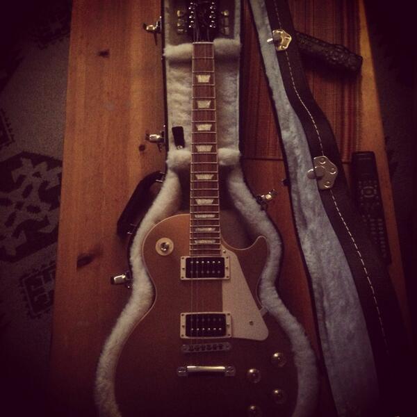 KenAbbey's tweet image. I have the best girlfriend ever!!! Surprise bday present :) @gibsonguitar #lespaul #gibson #goldtop @STARSBLVD