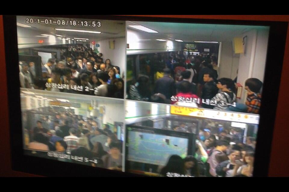 Al menos 200 heridos en un accidente de metro en Seúl  BmnH_LLCEAAhhAw
