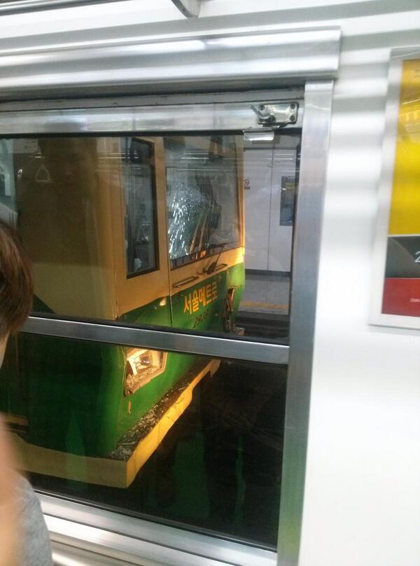 Al menos 200 heridos en un accidente de metro en Seúl  BmnR0INIEAAfZgf