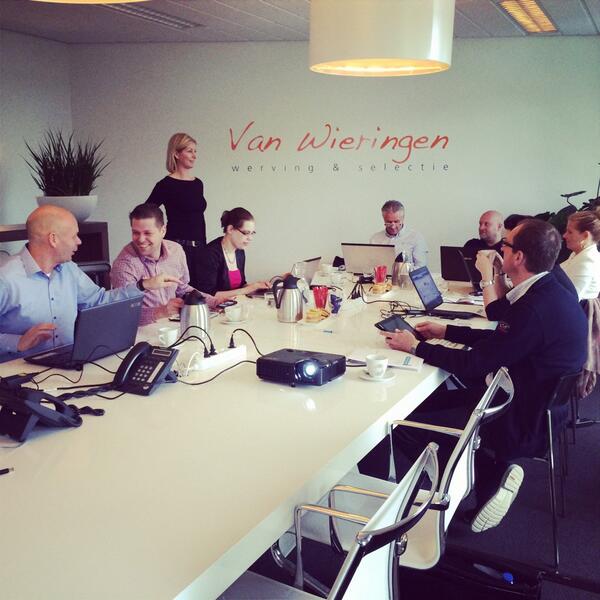 NicolevanW's tweet photo. #Training: Presenteer jezelf op #LinkedIn door @connecttomoon. #socialmedia #vanwieringen #tilburg http://t.co/YjqMprRWk7