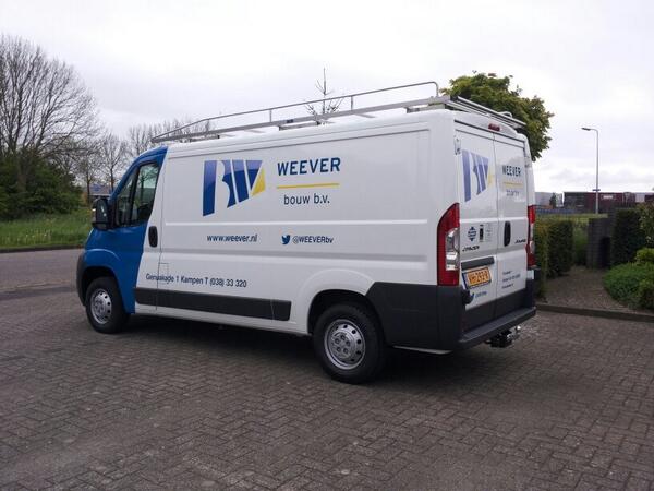 Nieuwe bus beletterd voor Weever bouw.