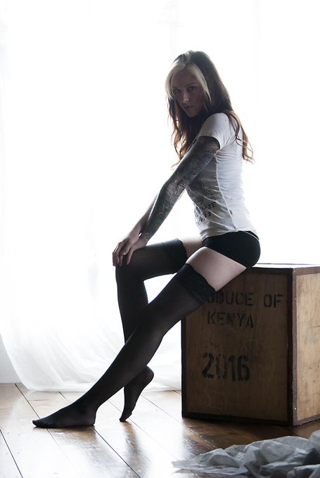 Morning! Heres one from my shoot with @gjppictures :) #altmodel #naturallight
#beauty #stockings #picoftheday