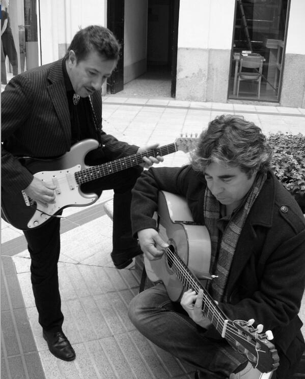 Radiopesquera's tweet photo. En el cafe del patio de Madrid. cuando preparábamos el disco Radio Pesquera http://t.co/cQZqGrBtCE