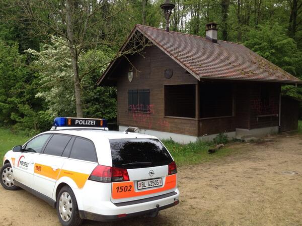 #Sprayerei an Bürgerhütte in Hinweise zur Täterschaft bitte an #Polizei PP #Oberwil 061 553 45 37