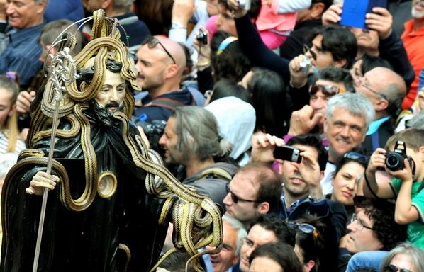 Una festa storica dove i protagonisti sono i serpenti: 20 mila i presenti larep.it/1kAjF3A