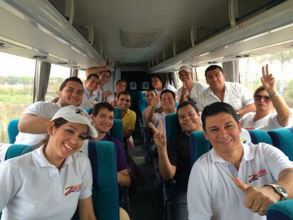 CaravanaOIZ's tweet photo. @OIZuluaga por Colombia en #CaravanadelaVictoria conociendo necesidades del país para trabajar por un mejor futuro http://t.co/kX5Pz0tW8h