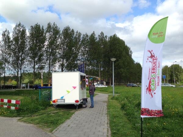 Middenmeer's tweet photo. Vanaf vandaag staat de versfruit kraam weer bij de rontonde. http://t.co/x9Nc2HNbwd