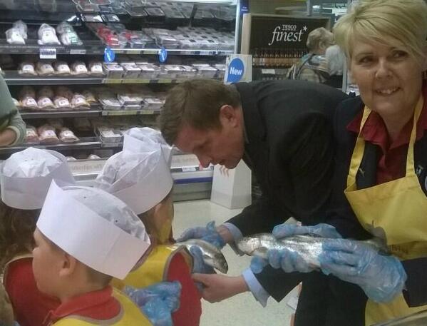 Tesco_Wales's tweet photo. It was a pleasure to have @DavidJonesMP visit our #Abergele superstore today for a #FarmtoFork trail @EatHappyProject http://t.co/4FDgoj1kL8