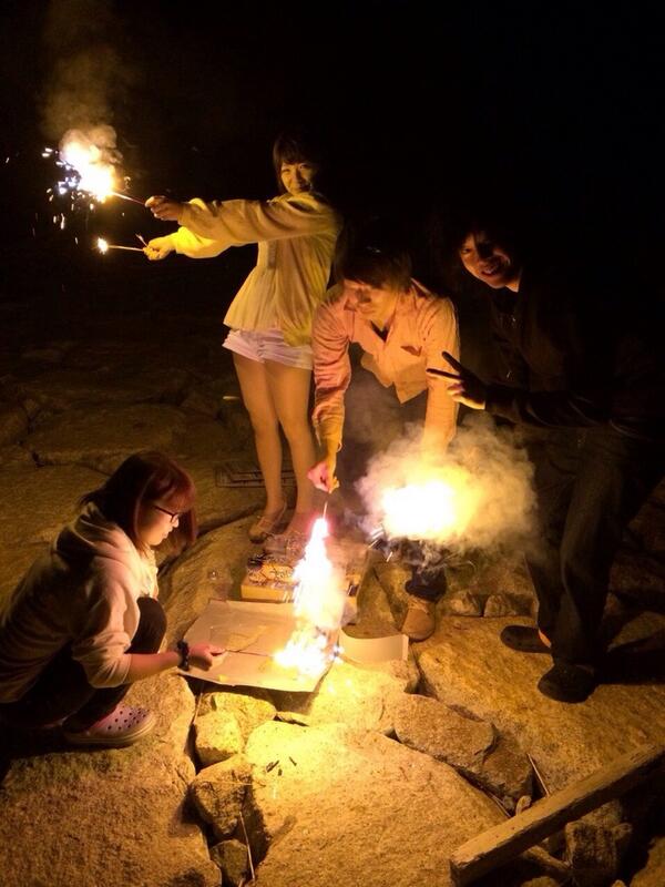 25561Mado's tweet photo. みんなで花火。笑なぜか。笑
たんのしーっ！！！♡
頭痛いし関節痛いしわややけど楽しいからよし！♡ http://t.co/MglEEKAu2P