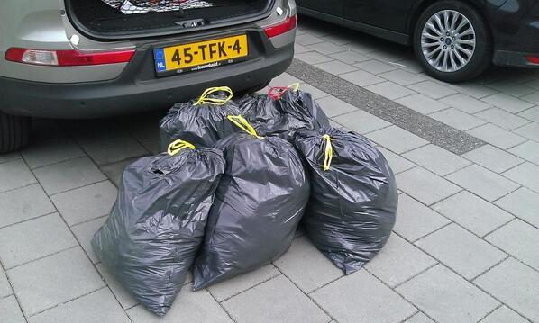 Magazijnopruiming. 'Oudere' kledingartikelen gesorteerd en gaan naar Roemeense projecten. Goed doel dus, voelt goed!