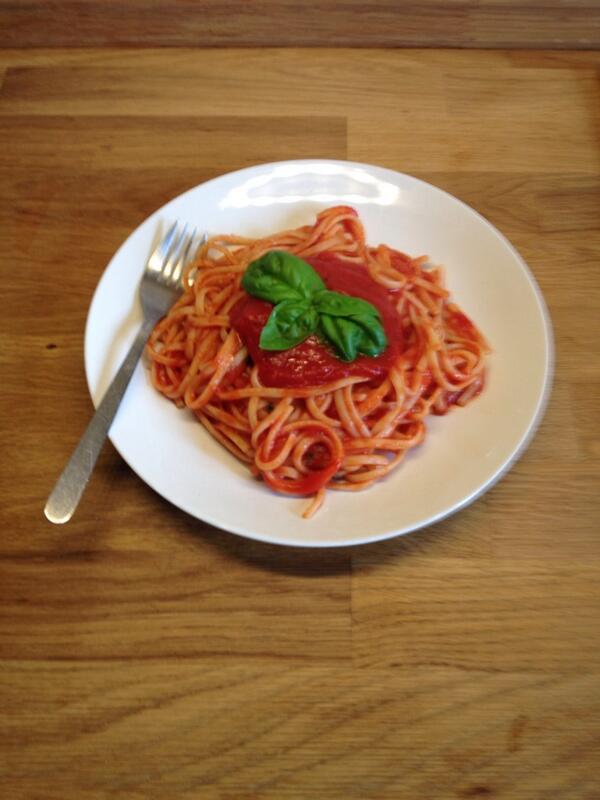 tartofu's tweet photo. 1pm pasta asciutta is on the table! http://t.co/hl0LHWOrJg