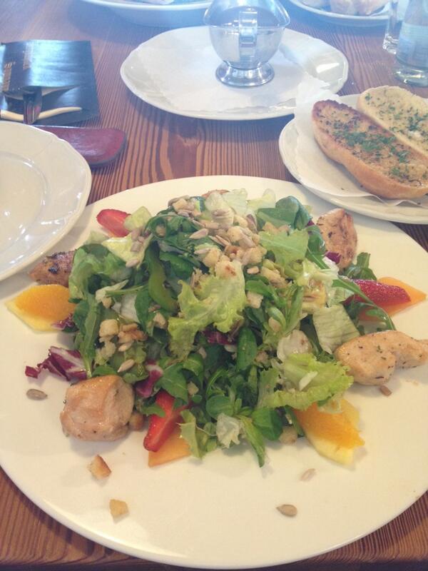 “@FirstManOnDaMoo: #ischgl reuzehonger in reuzegezelschap <a href="/mievdh/">Miranda</a> @mobielelaure @DoumenJan"