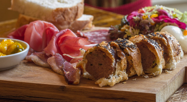 CrumbsMag's tweet photo. Looking for a menu with a conscience? @muffintops88 reviews the @tetburyroyaloak http://t.co/0Sj9Mt7heq #Cotswolds http://t.co/E0ZCoFf4v6