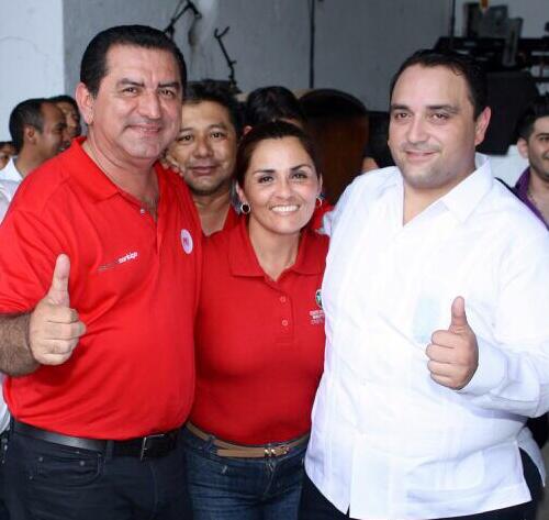 Mario_Castro10's tweet photo. Buen Día Sr Gobernador @betoborge gusto de saludarle ayer en el Convivio de Tianguistas! @CrissAlcerreca http://t.co/BPujbEnZuC