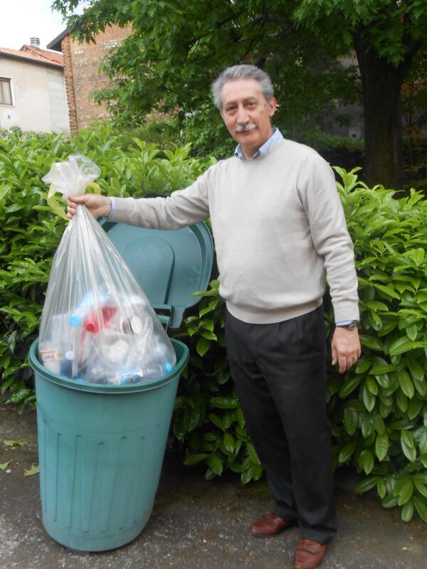 gabrieledallama's tweet photo. Fino al 2010 il Comune distribuiva i sacchetti per la raccolta dei rifiuti.poi ha smesso.Noi prevediamodidistribuirli http://t.co/i2qSJA3Ggz