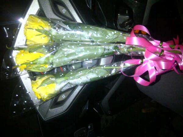 beennaaaa's tweet photo. HHHHHH RT @Yurike_ev: Yellow Roses.. thanks to beloved Seven haha :* {} http://t.co/N6GyjQrSb9