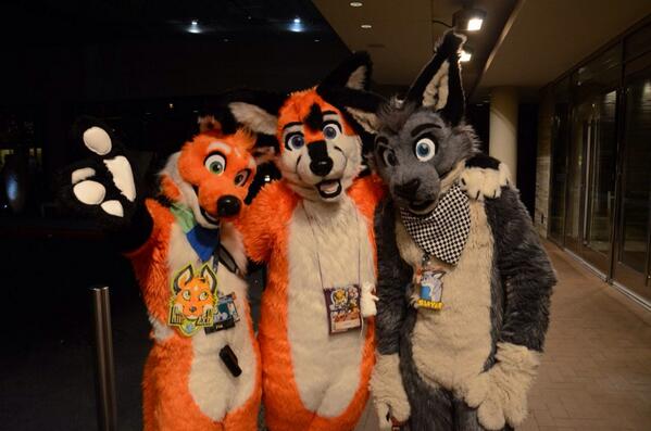 FoxedItUp's tweet image. My big brothers @Itsukine and @SlayerLynx and I at #MFF2013 !! Love dems and mish them so much -,-