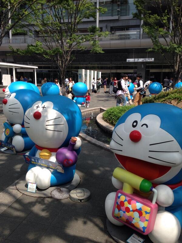 kn1004's tweet photo. 博多駅前で大量のドラえもんが居た。ファンにはたまらない。 http://t.co/SB8xedrwm5