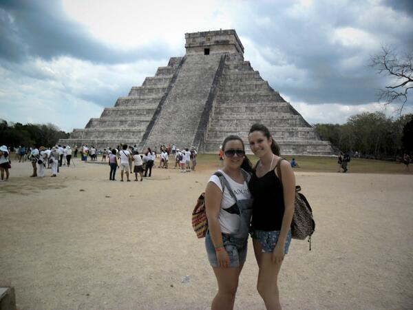 beii_mr's tweet photo. Con mi palo en chichen itza @P_Lopez92 http://t.co/Pb4umP1I8x