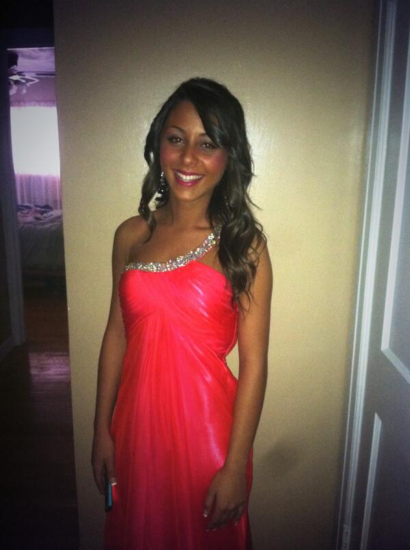 giannaalmeida's tweet photo. My sister looking gorgeous - hair &amp; makeup done by ME ✨💁👑 @Samant213 http://t.co/cy1HrsAOnv