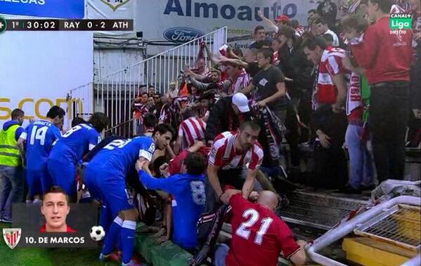 MrsArania's tweet photo. Lo que representa esta imagen, jugadores del @AthleticClub  ayudando a los aficionados tras caer la valla

#athlive http://t.co/RMfNbacly7