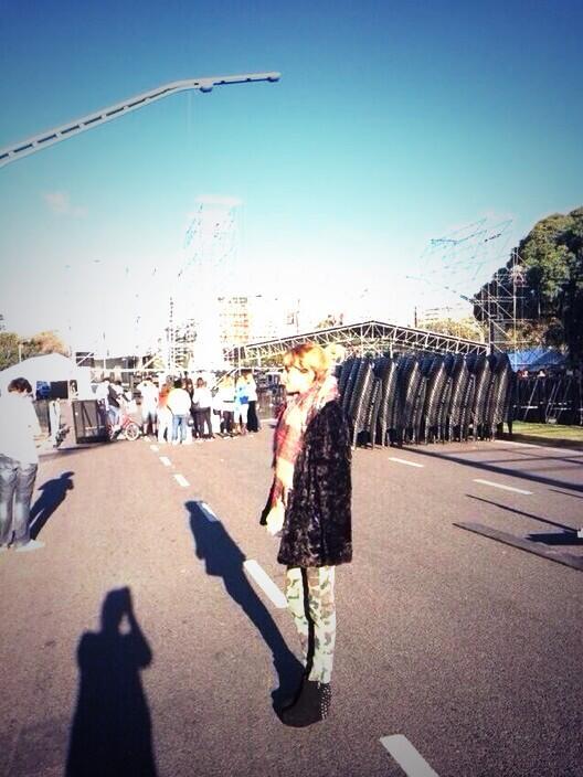 Tiny_IT's tweet photo. Tini atras del escenario! http://t.co/7C6aj7Wu8G