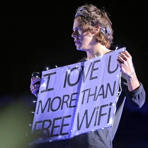 payneroe's tweet photo. i love you more than free wifi @Mix_Diario #MixTvBrasil #1dnamix #1DnoMixDiario http://t.co/k6phxpIgCt