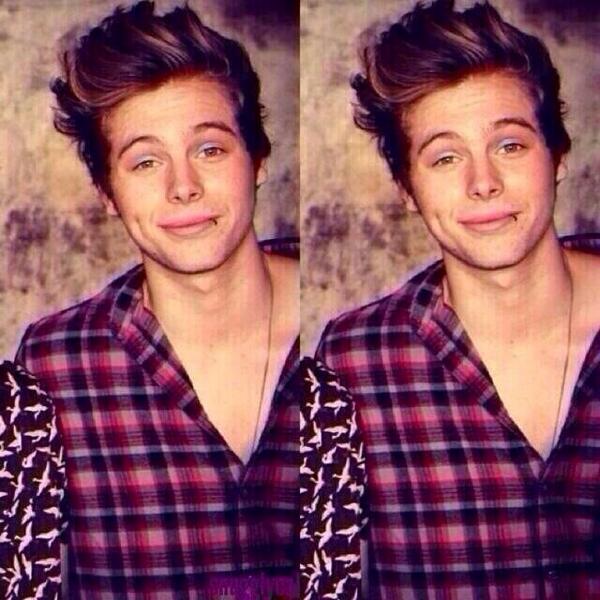imagining5SOS1D's tweet photo. #imagine "you know (y/n)..I've liked you for a long time and.." Luke smiles and blushes "want to go on a date?" http://t.co/QYudWIosRd