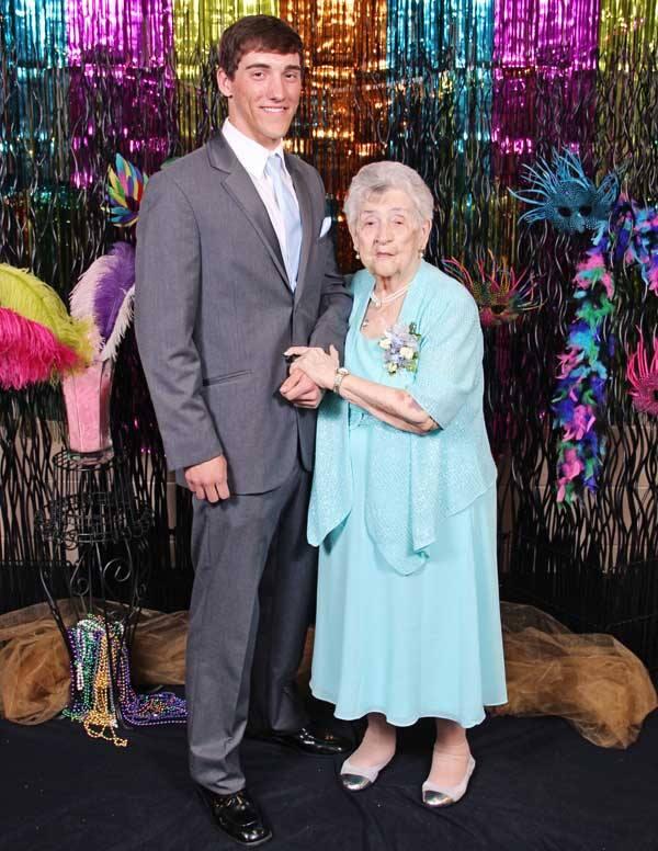 Mind Of Mda Great Grandma Prom Date Teen Takes 89 Year Old To Her