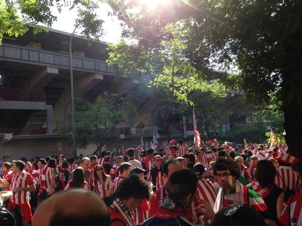 GuGaraAthletic's tweet photo. Esto es aficion!! En un barrio de Bilbo llamado Vallecas!! #AthleticGuGara #ZuZaraNagusia http://t.co/wTEz3CWk7S