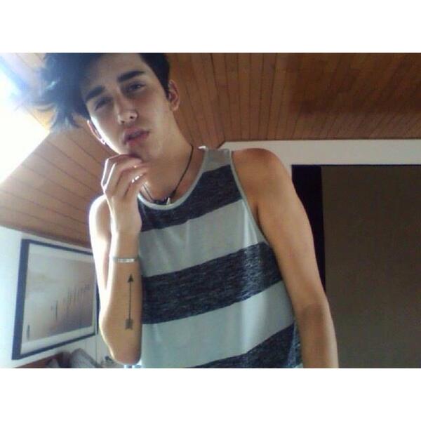 _JohnCyrus's tweet photo. "Réveille moi et dis moi que tout ça n'était qu'un rêve." http://t.co/5Tgo7MUZEZ