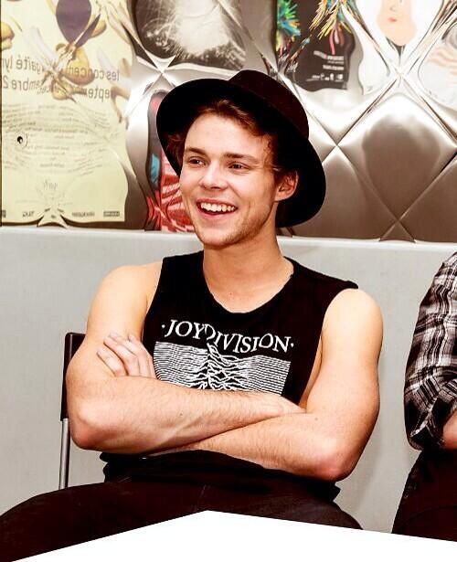 imagining5SOS1D's tweet photo. #imagine Int:so you have a girlfriend Ashton?"Yeah she's the best she makes me laugh,we're best friends&amp; I love her" http://t.co/OYePJAoxYs