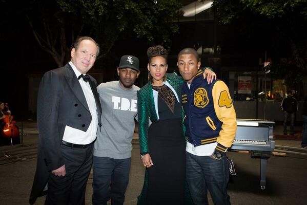 aliciakeys's tweet photo. Who says superhero stories are only about men?! ;-) See how #ItsOnAgain came together here:  http://t.co/Dx7VaXQ1GN http://t.co/FsJHrSxq2c