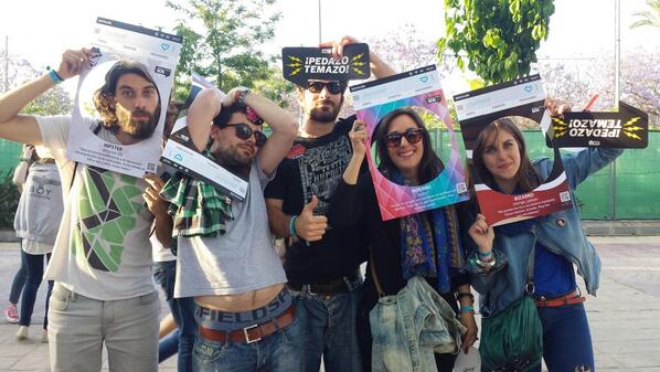 placeband's tweet photo. Festivaleros de Elche y Albacete posando con su nuevo perfil #placebandSOS. @AnnnCor @MorMrco en @SOS48Festival http://t.co/vO4lN5calE