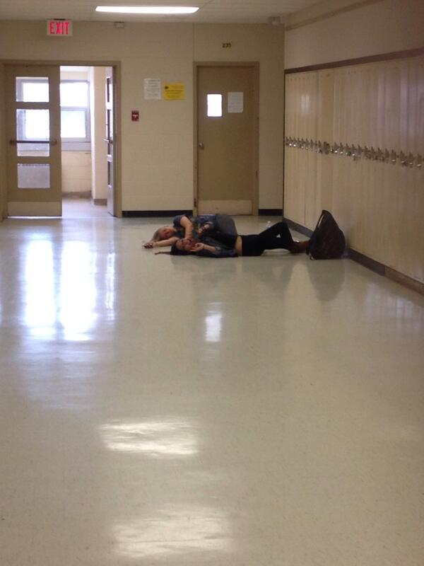 _emsmitty's tweet image. Um I'm over here ladies #wrongclass @anginironniexo @JulieRidding