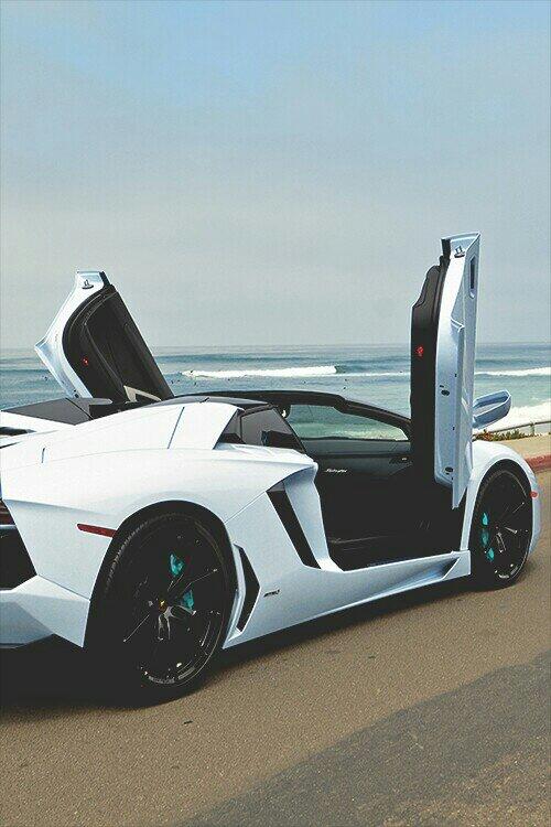 FlashyCars's tweet photo. White Lambo http://t.co/BNK1hbZK7r