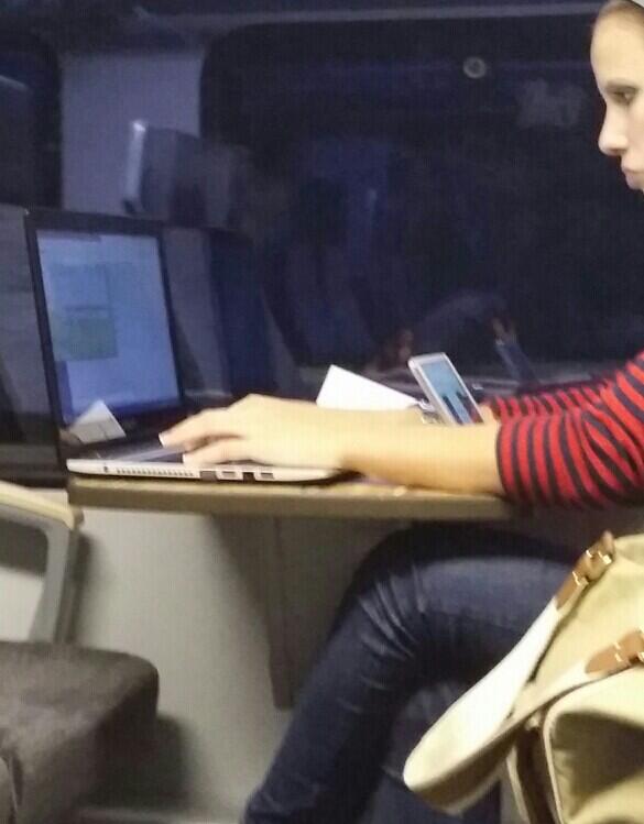 Flohcirkus's tweet photo. Heutzutage. Studentinnen komplett multimedial. Block, Notebook, Tablet. http://t.co/7dfySUqhgF