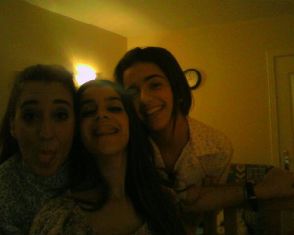 AndreaFlaki's tweet photo. Awita papaaaaaaaaaaaaaaaa baile de magos @RominaCC_  @Mariagnzalezc http://t.co/2cUN6wudWj