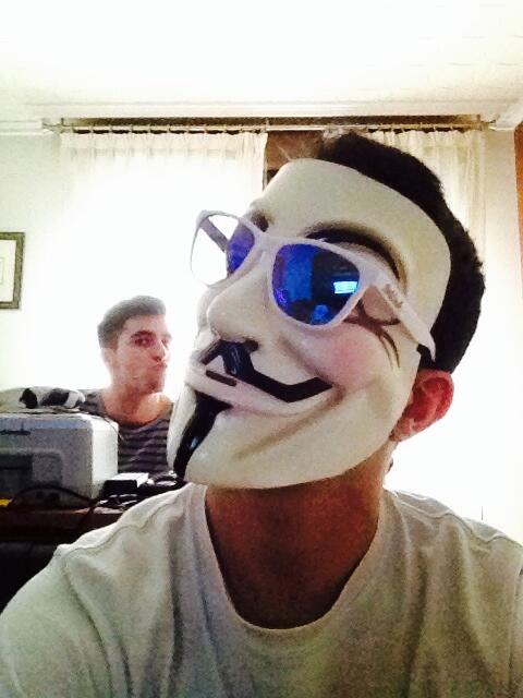 DavidRdrgz's tweet photo. @rodri_minos  V de Vendetta con swag! http://t.co/QhVkf2vB8i