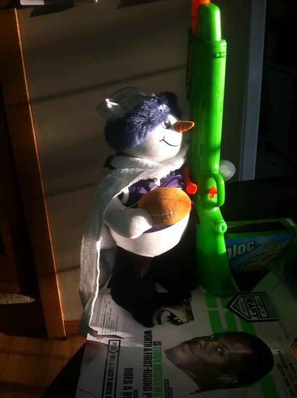 mghoban's tweet photo. @NeidenfeuhrR Uncle Jerry is reading to hunt some hawks #ChicagoSucks #daBoyce #BecauseItsTheCup http://t.co/AkjytLR4c6