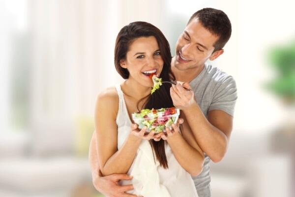 Пара ест салат и целуется. Millennial couples be like. Couples. Стильная пара. Harry styles jack bromance.