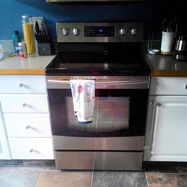 Sassy_Seamstres's tweet image. It's the most beautiful stove there ever was! #newstove #qppliances #evencooking #workin... ift.tt/1i88uuu