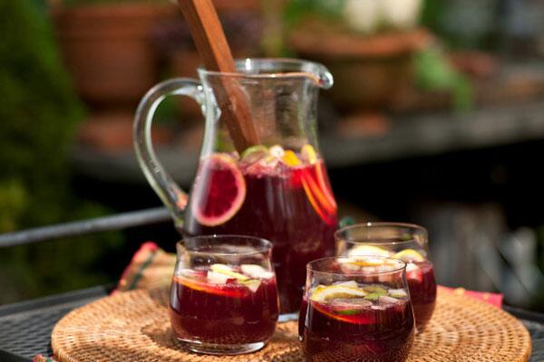 DIYBartender's tweet photo. #Sangria Cocktail Recipe Via http://t.co/49hJEWoISg #Cocktails #FoodAndDrink http://t.co/qYLjyg8TZA