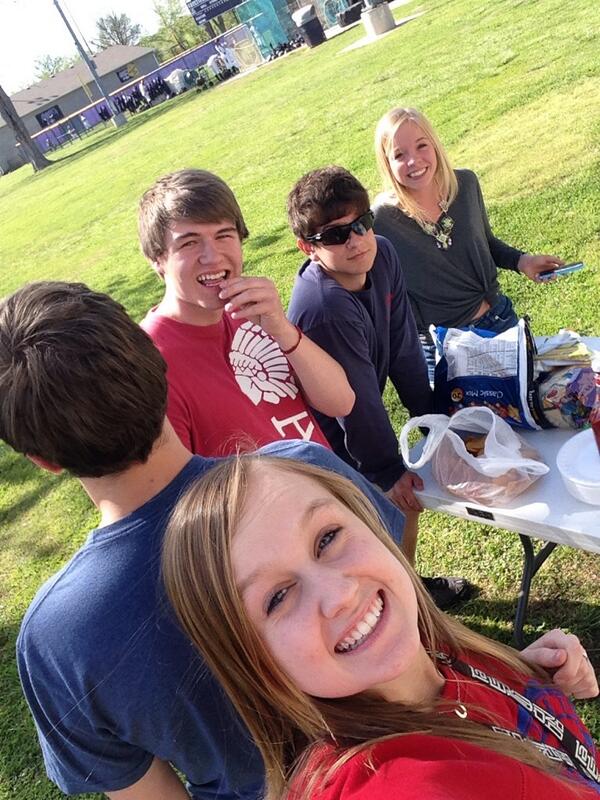 dawgcrewFHS's tweet photo. SOFTBALL TAILGATE RIGHT NOW!! Be here, get free food, and support our softball girls!!! Oh yeah and hang with us 💜🐶😜 http://t.co/VdU90dNjgI