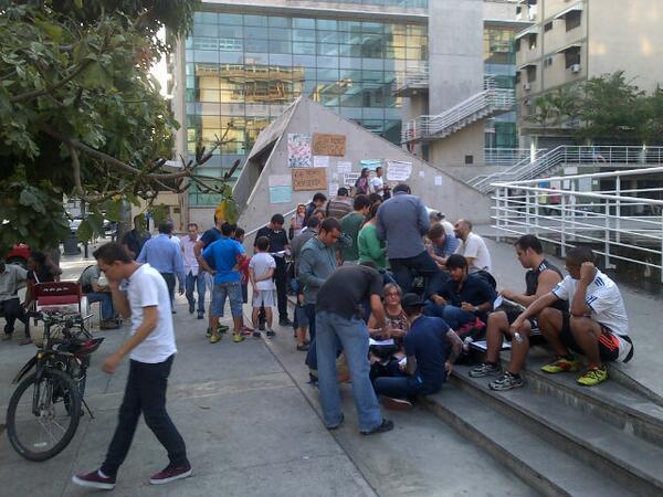 imhofmartin's tweet photo. Ahi Toy yo “@AleSommi: @tubarajita asi estamos en la Plaza Los Palos Grandes.... #mundialbrasil2014 #panini http://t.co/jWeeCczG79”