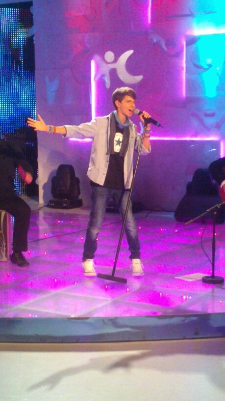 Dándolo todo en el escenario de #Menudanoche ...Se te quiere! <a href="/DavidParejoSing/">David Parejo</a> ...No dejes de soñar ;-)