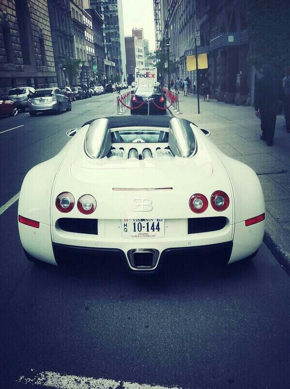 FlashyCars's tweet photo. White Bugatti http://t.co/NRLRcpzjtT