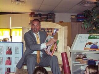 Taking time to show prek friends @ Hosea what good readers do! TY <a href="/Doug_Flowers/">Doug Flowers</a> for making reading fun! #sjsdproud