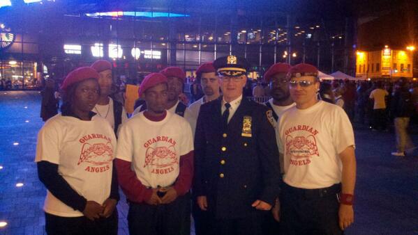 AngelsofQueens's tweet image. Guardian Angels assisting NYPD and getting a thank you from New York's Finest.