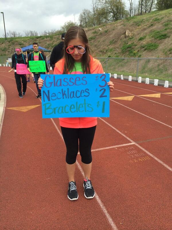 RELAYMONVALLEY's tweet image. Stop over at the 70's kids table to get your glow stuff!